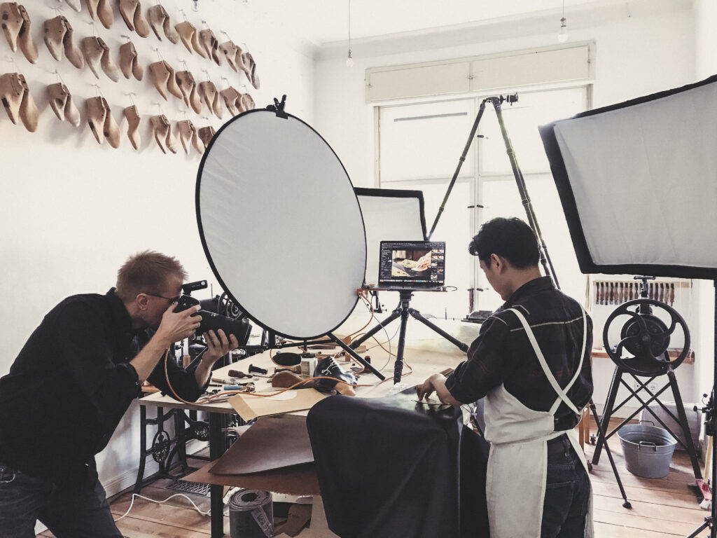 Tommi Aittala fotografiert Shigeki Motozuka für das Buch Herrenschuhe nach Maß in dem Atelier von Korbinian Ludwig Heß. 
