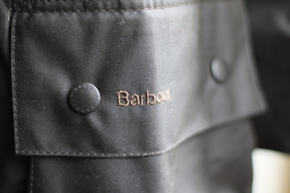 Eingestickter Barbour-Schriftzug auf der Patte der Außentasche der Classic Beaufort