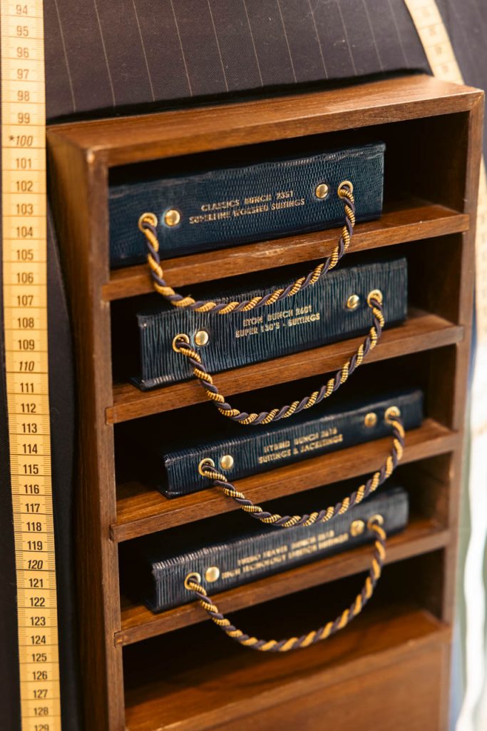 Oliver Zaurins Maßschneider Hamburg Stoffmusterbücher Maßband