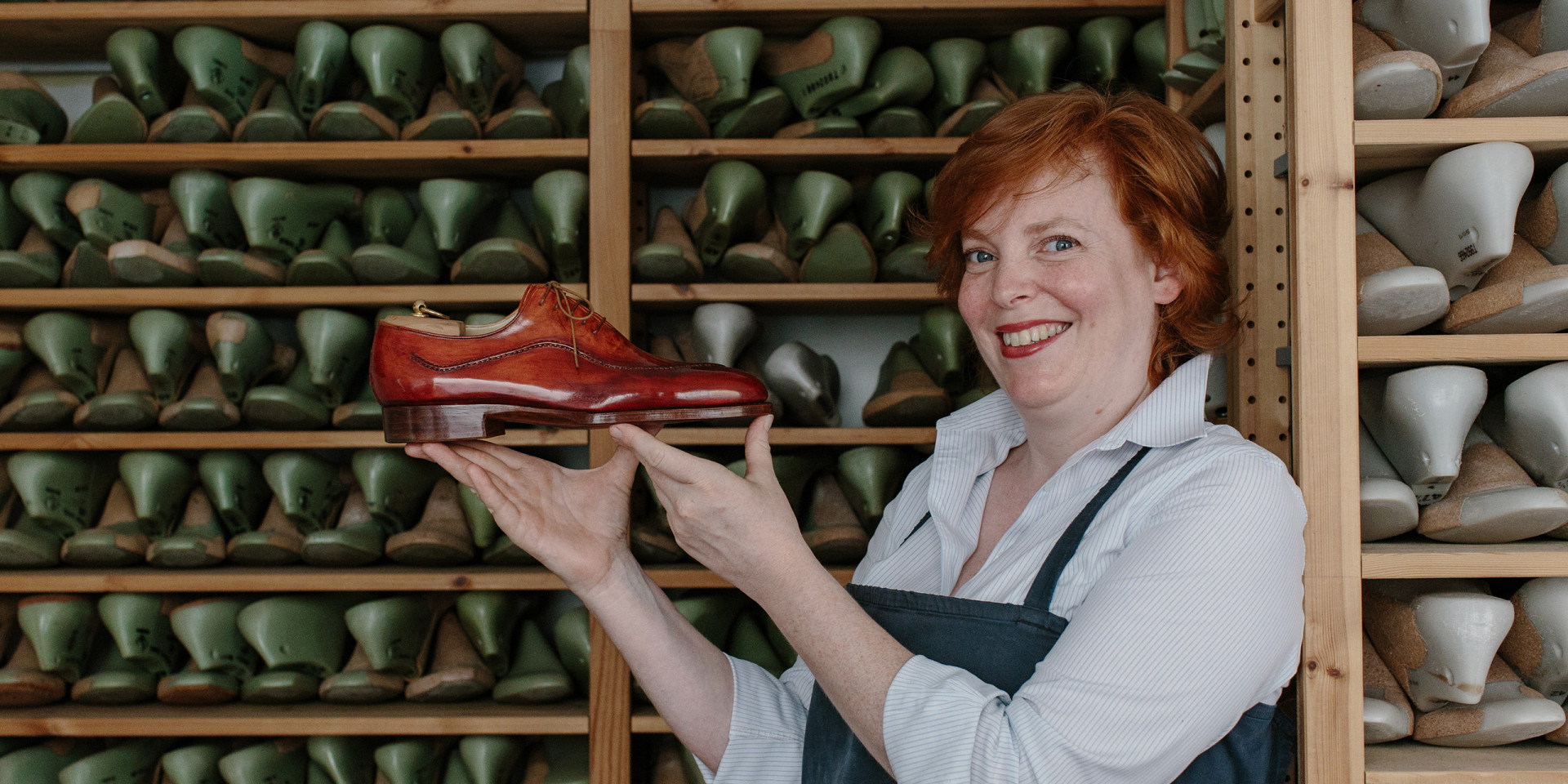 Saskia Wittmer in ihrer Florentiner Werkstatt mit fertigem rahmengenähtem Maßschuh und der Sammlung von Kundenleisten