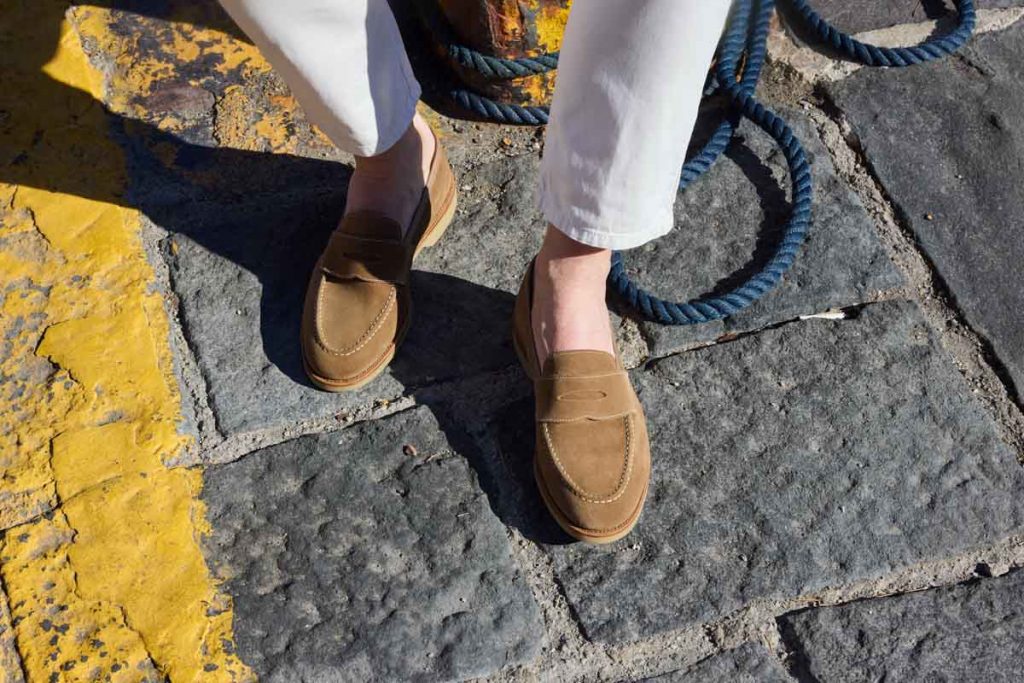 Hellbrauner Wildleder-Loafer von Crockett & Jones in einer Altstadtgasse