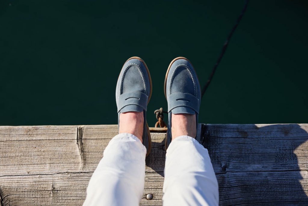 Heller Loafer von Crockett & Jones am Hafen, neben Tauwerk