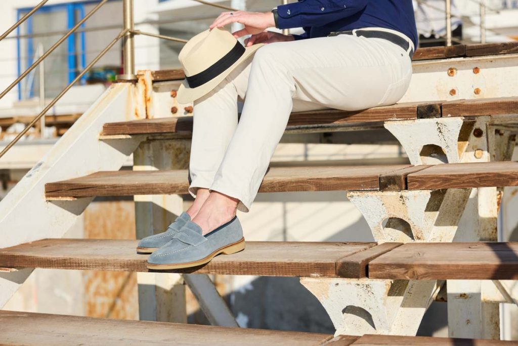 Wildleder-Loafer von Crockett & Jones auf einem Holzdeck