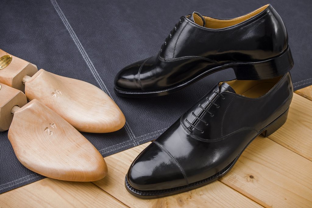Schwarze Oxfords, die traditionelle Wahl zum Cut