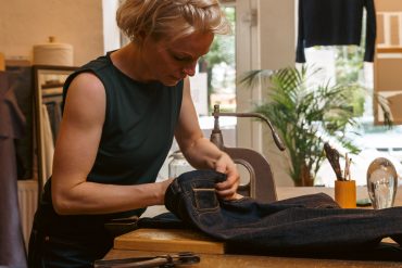 Manuela Pott vor ihrem Atelier POTT Manufacture in der Berliner Pasteurstraße