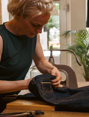 Manuela Pott vor ihrem Atelier POTT Manufacture in der Berliner Pasteurstraße