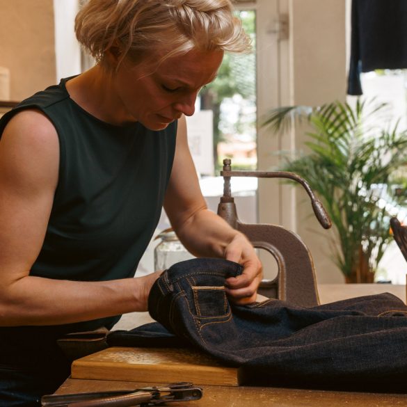 Manuela Pott vor ihrem Atelier POTT Manufacture in der Berliner Pasteurstraße