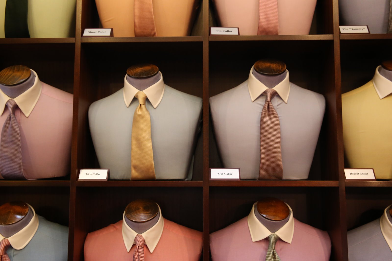 Verschiedene Kragenformen im Schaufenster von Turnbull & Asser