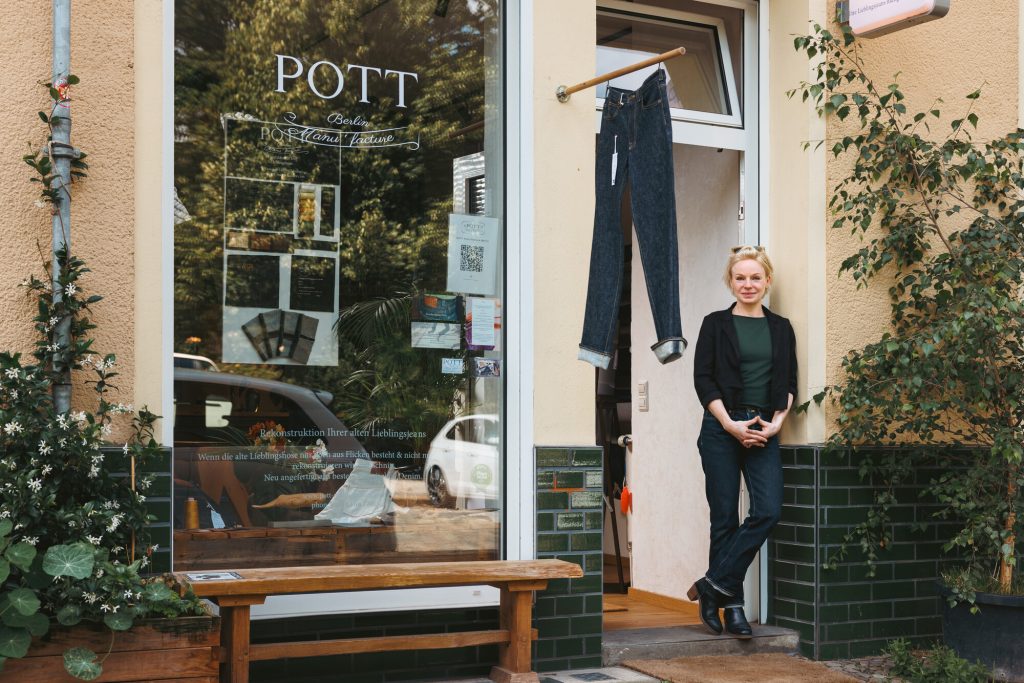 Manuela Pott vor dem Eingang von POTT Manufacture in der Pasteurstraße