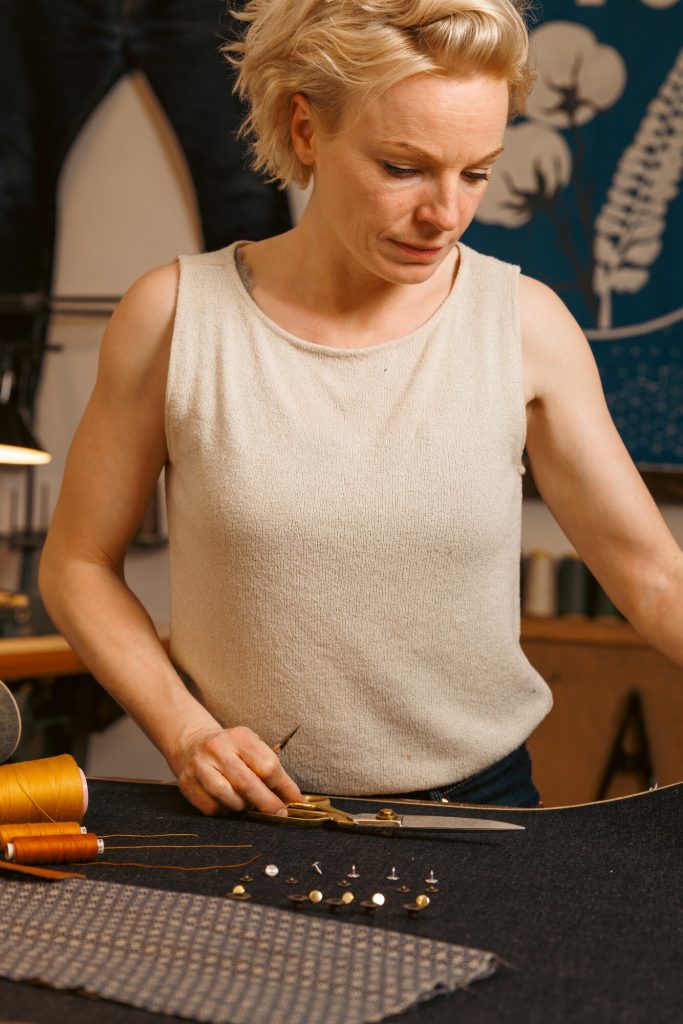 Manuela Pott beim Zuschnitt von Denimstoff in ihrem Atelier