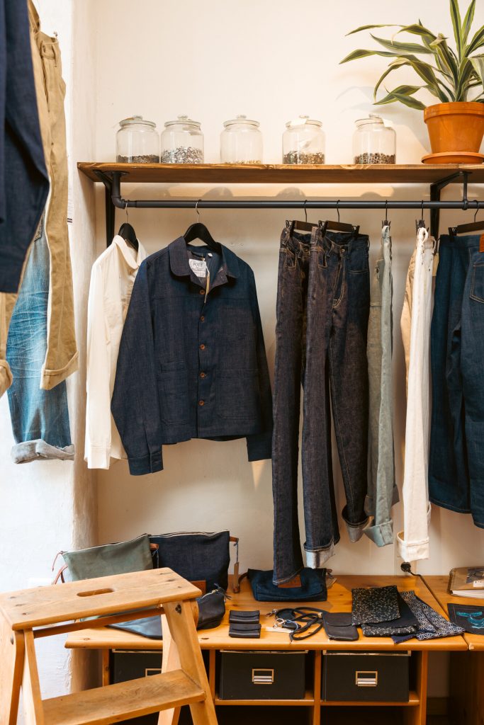 Regal im Atelier mit fertigen Jacken, Jeans und Kurzwaren von POTT Manufacture