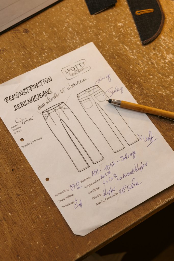 Handschriftlicher Bestellzettel mit Skizze und Maßen für eine Maßjeans