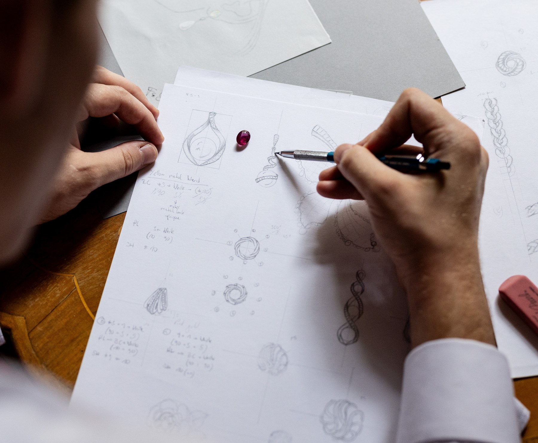 Handzeichnung eines Manschettenknopf-Designs mit Rubin bei Schwarzer in Wien
