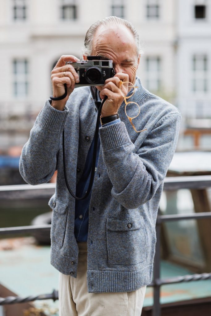 Melierter Cardigan mit Stehkragen von Charles Robertson über dem Denimhemd von Hackett