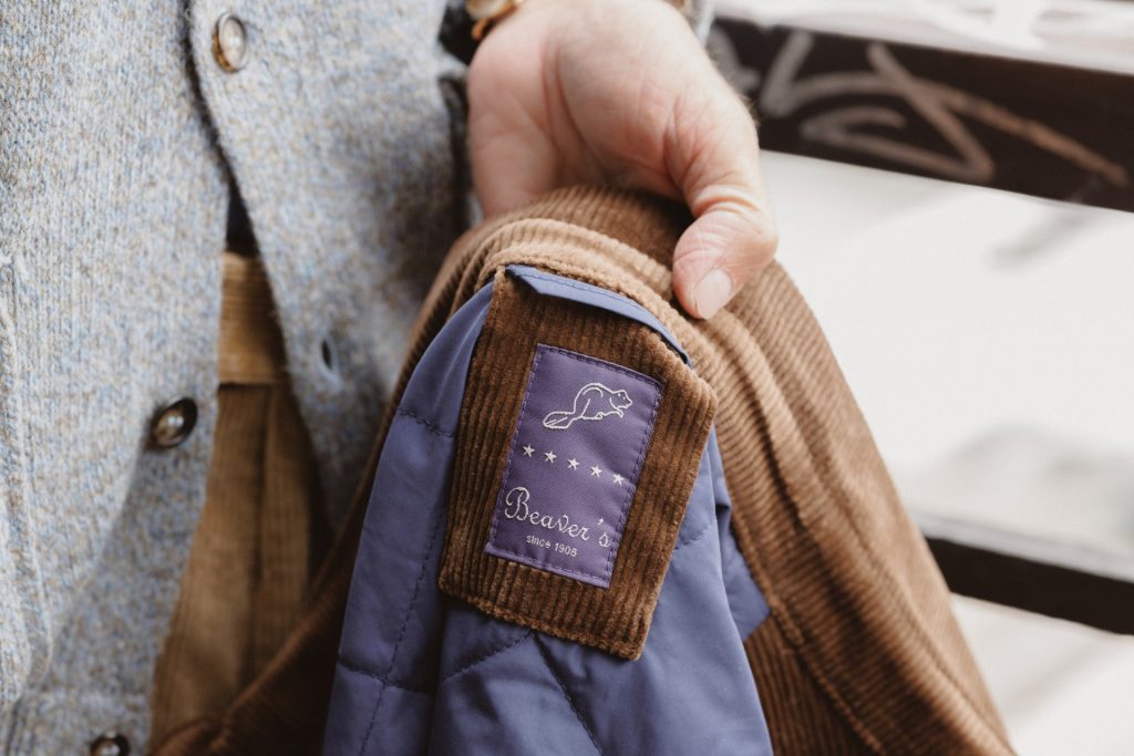 Innenetikett Beaver’s Fulham und gestepptes blaues Futter der Kord-Sakkojacke