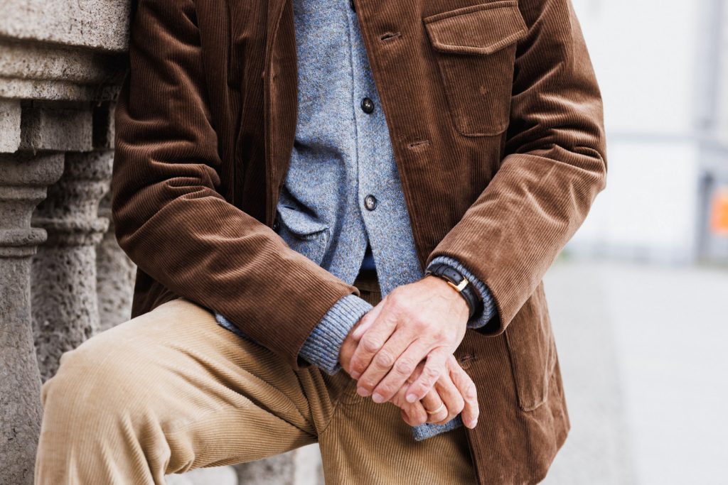 Detail der Kord-Sakkojacke mit Manschette und Armbanduhr