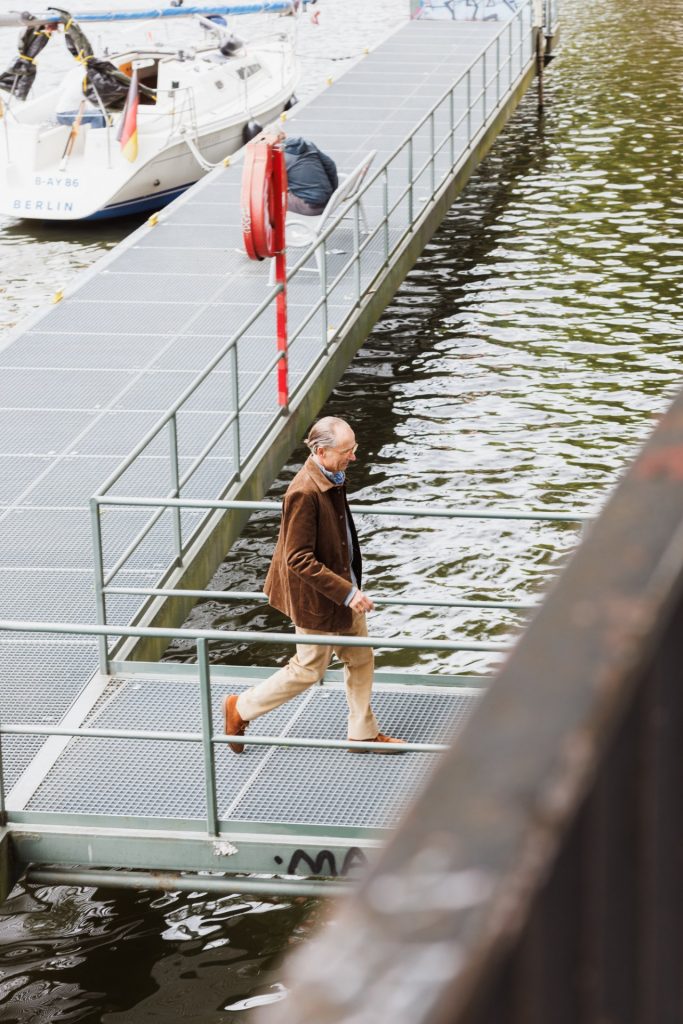 Blick von oben auf den schwimmenden Steg, Kordjacke und Cardigan auf der Rampe am Wasser