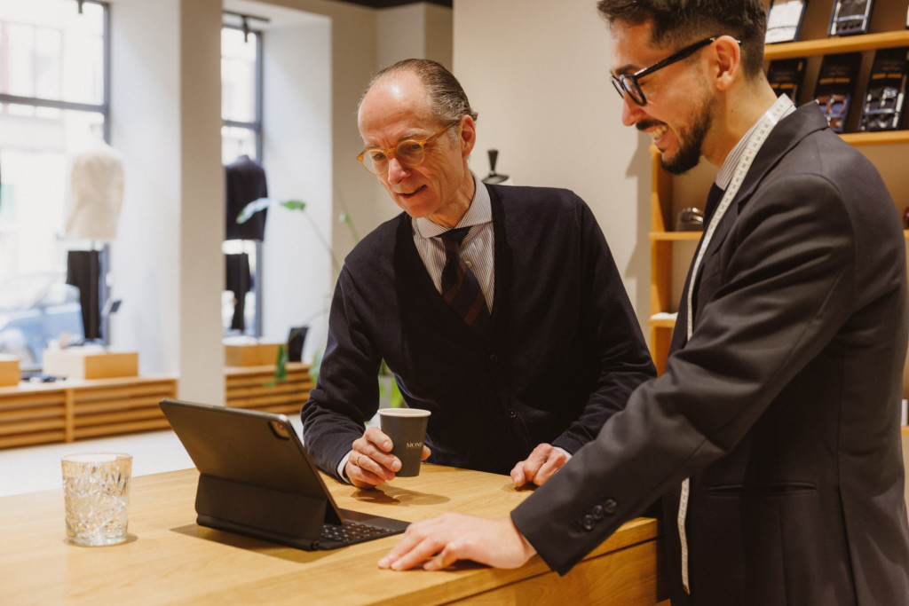 Beratung am Tresen: der Einrichter von MOND und Bernhard Roetzel vor dem Tablet