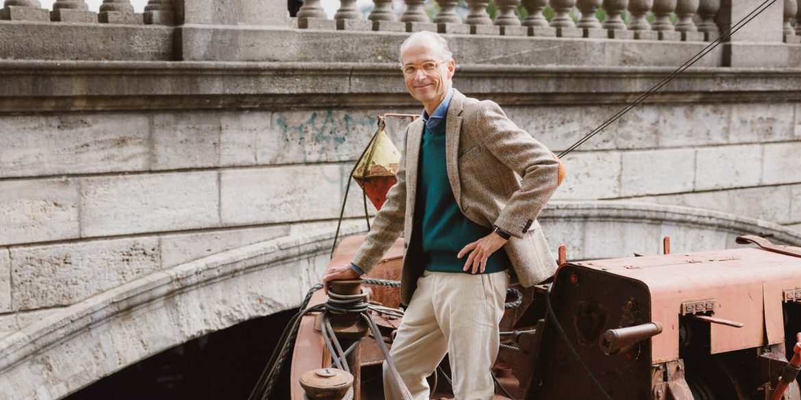 The British Shop Herbst 2026: Harris-Tweed-Sakko und tannengrüner Pullover auf einem Lastkahn unter der Brücke am Historischen Hafen