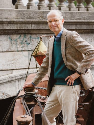 The British Shop Herbst 2026: Harris-Tweed-Sakko und tannengrüner Pullover auf einem Lastkahn unter der Brücke am Historischen Hafen