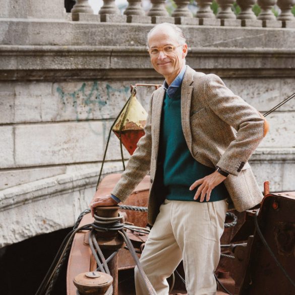 The British Shop Herbst 2026: Harris-Tweed-Sakko und tannengrüner Pullover auf einem Lastkahn unter der Brücke am Historischen Hafen