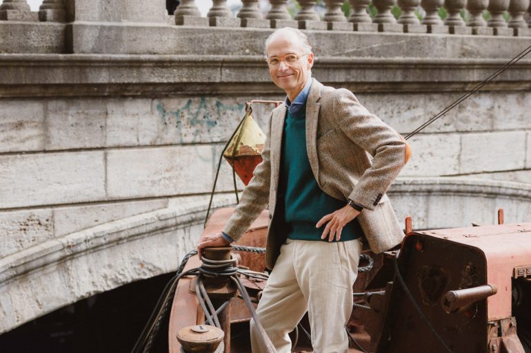 The British Shop Herbst 2026: Harris-Tweed-Sakko und tannengrüner Pullover auf einem Lastkahn unter der Brücke am Historischen Hafen