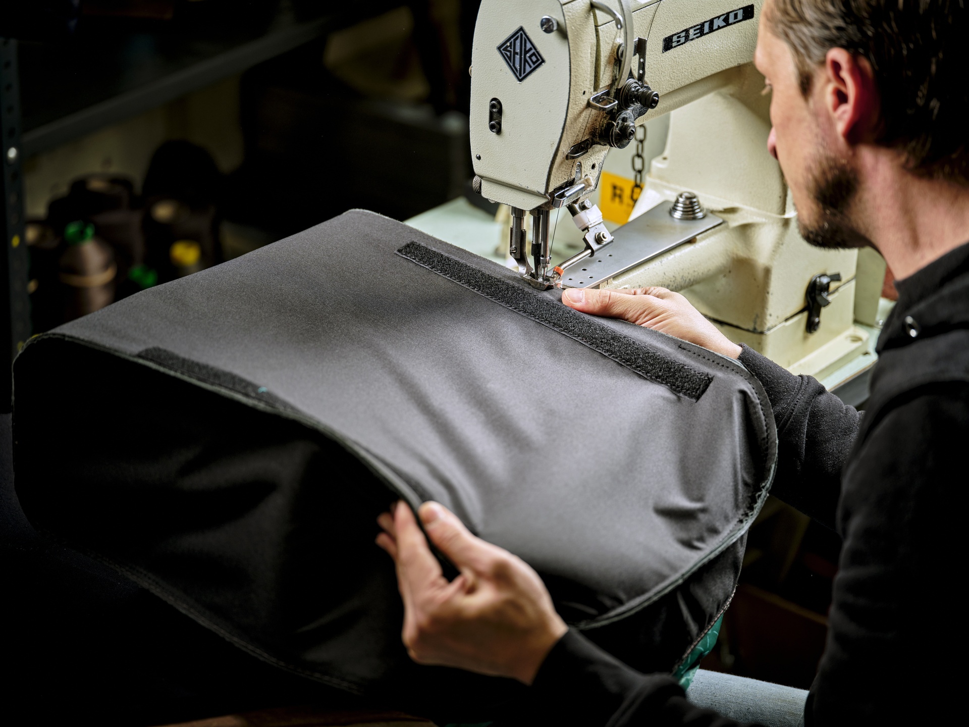 Tusting: Ledertasche wird an der Nähmaschine zusammengenäht