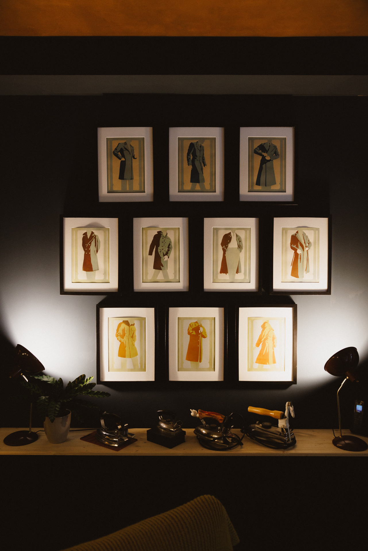 Gerahmte Modezeichnungen an der Wand des Ateliers