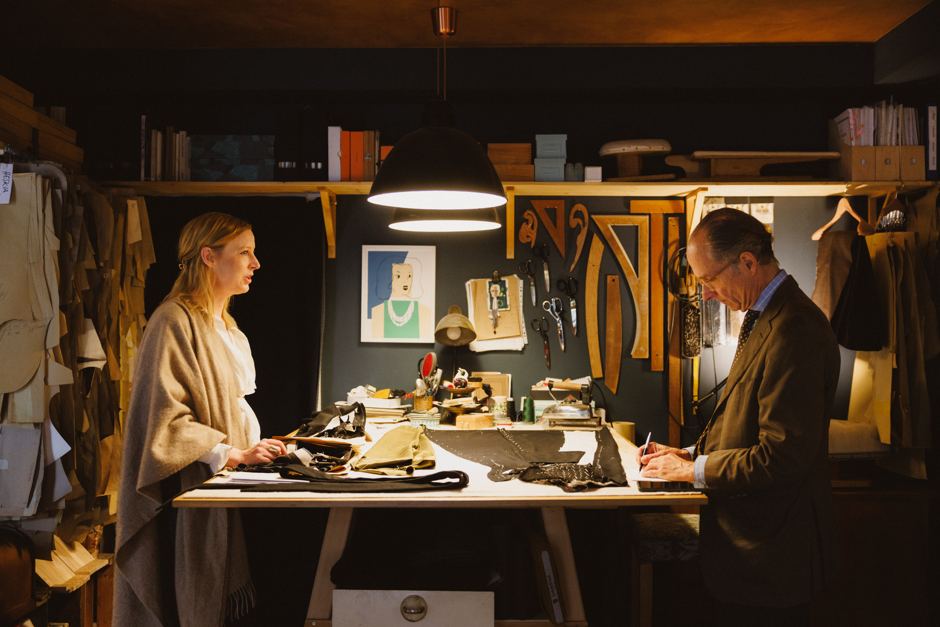Manuela Leis und Bernhard Roetzel im Gespräch am Zuschneidetisch