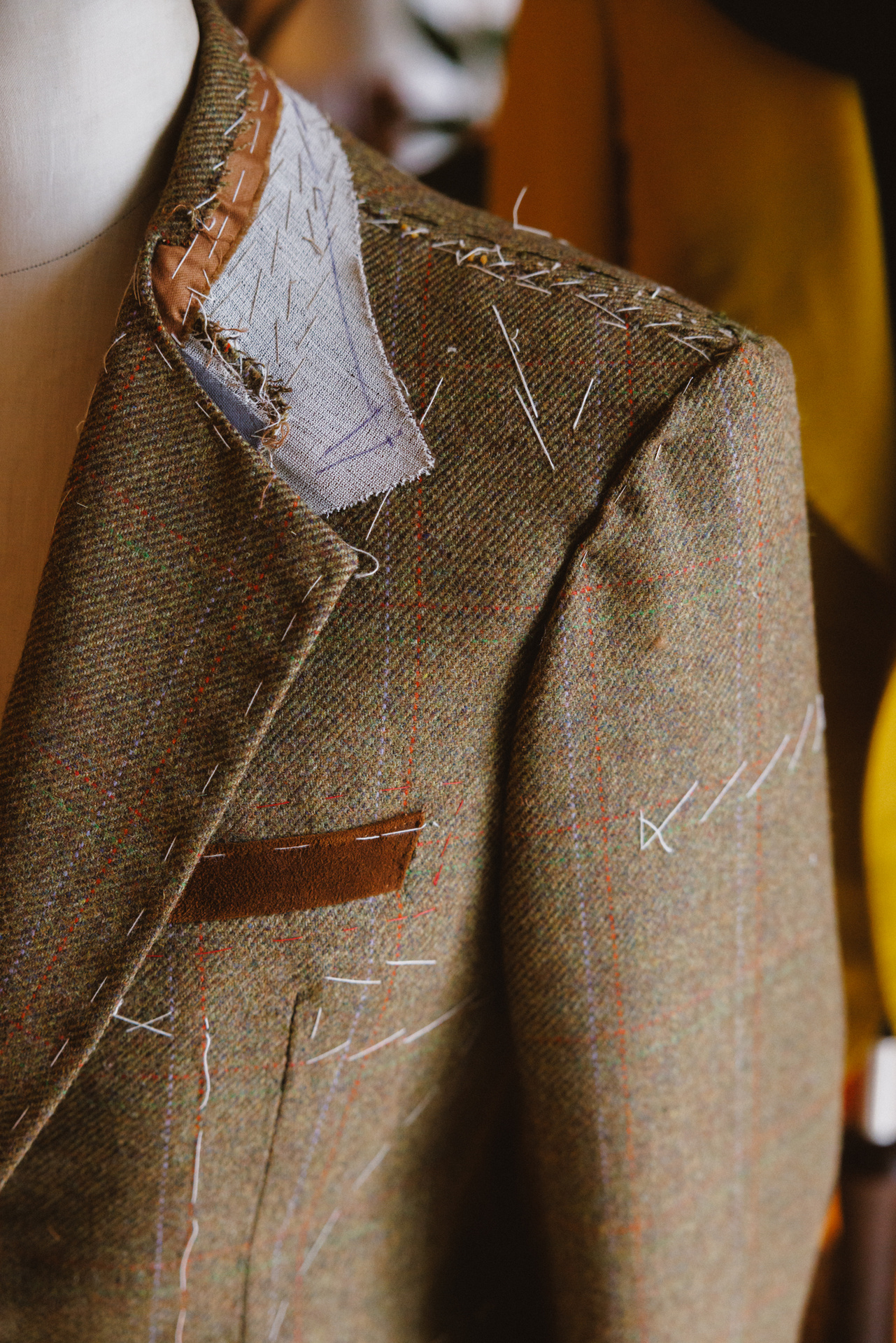 Ein geheftetes Sakko aus Tweed mit Kreidestrichen und Heftfaden