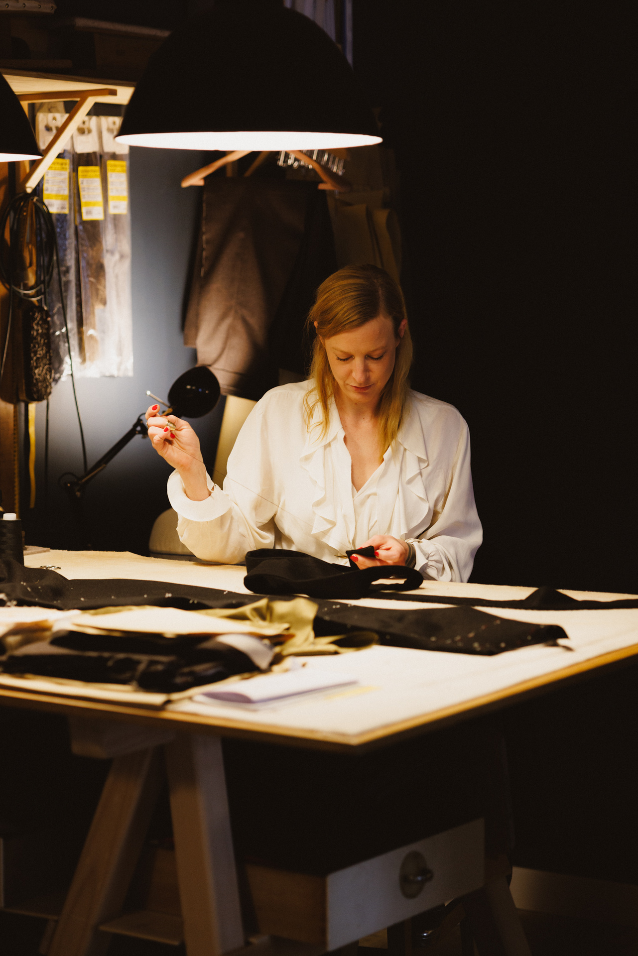 Manuela Leis an ihrem Arbeitsplatz im Atelier
