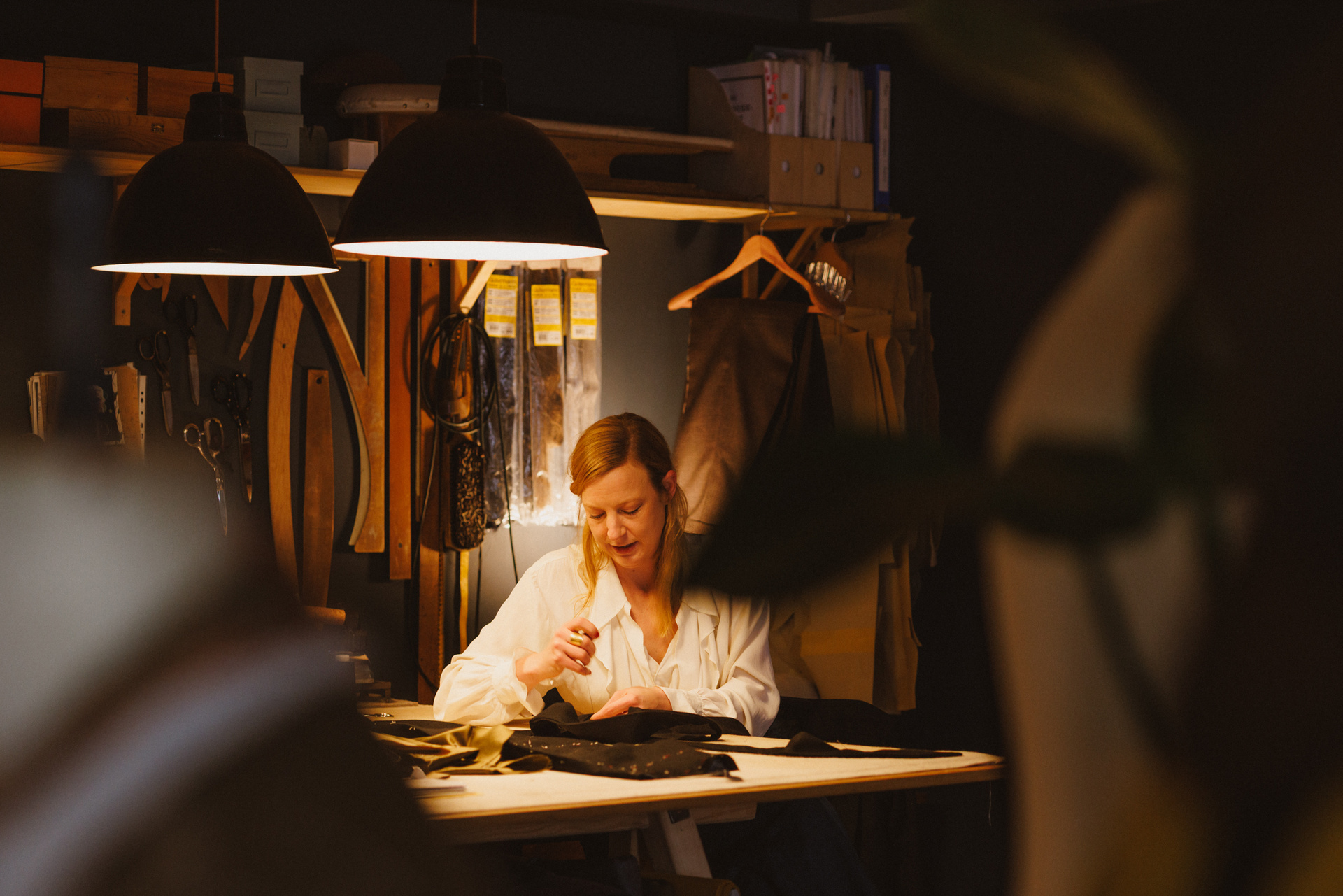 Blick durch das Atelier auf Manuela Leis bei der Arbeit