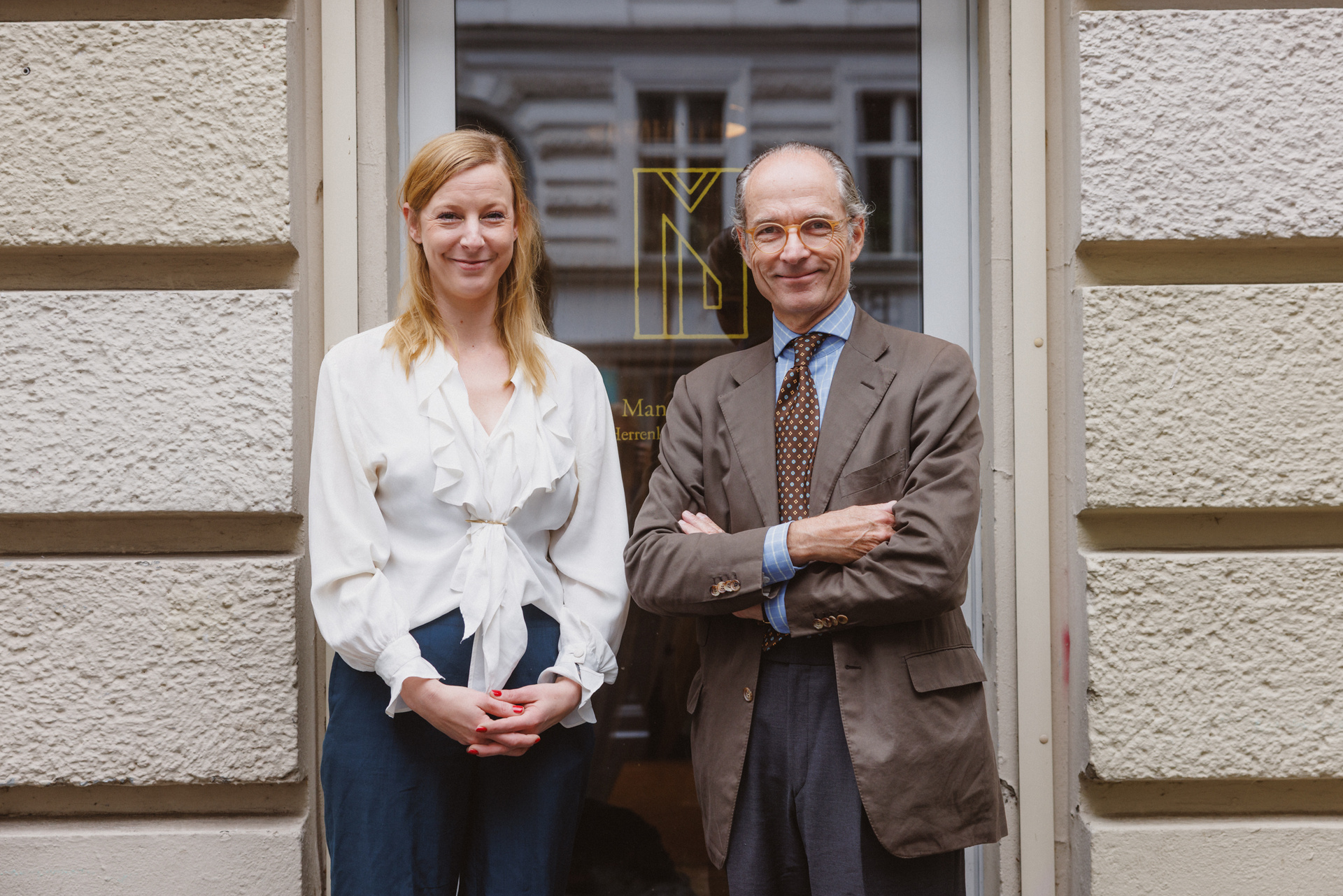 Manuela Leis und Bernhard Roetzel vor dem Eingang des Ateliers