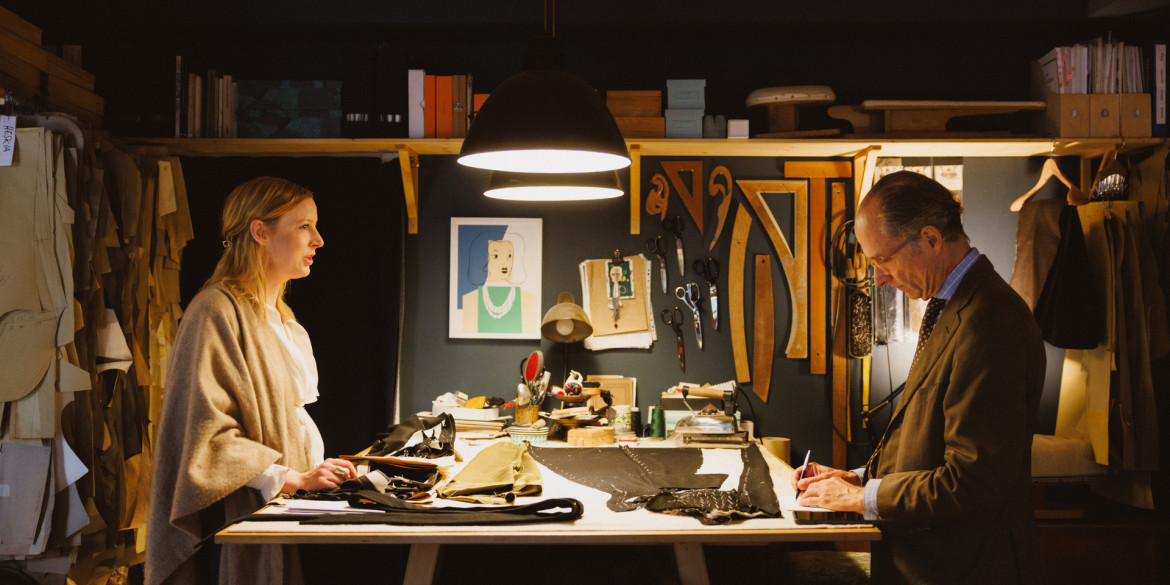 Manuela Leis und Bernhard Roetzel am Zuschneidetisch in ihrem Atelier