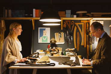 Manuela Leis und Bernhard Roetzel am Zuschneidetisch in ihrem Atelier