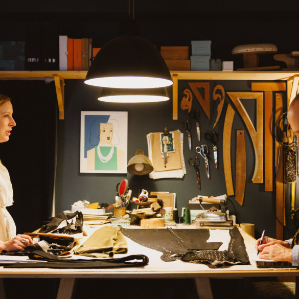 Manuela Leis und Bernhard Roetzel am Zuschneidetisch in ihrem Atelier