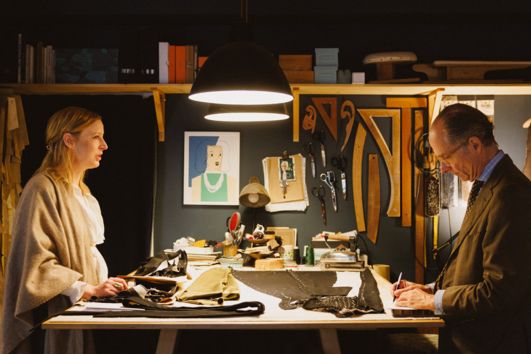 Manuela Leis und Bernhard Roetzel am Zuschneidetisch in ihrem Atelier