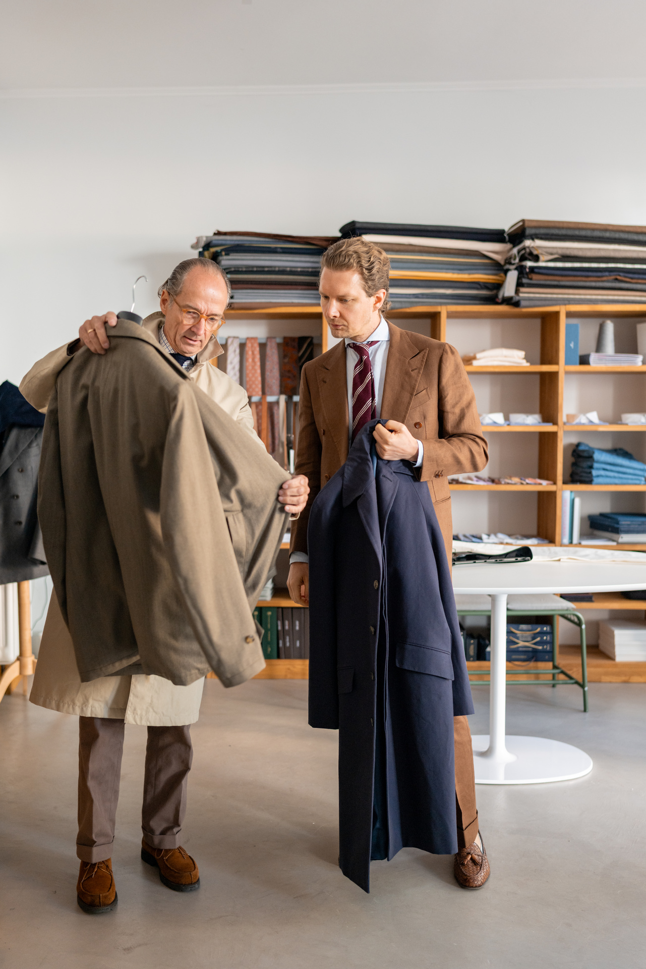 Im Laden von Massura werden zwei Mäntel gezeigt, einer in Beige und einer in Dunkelblau
