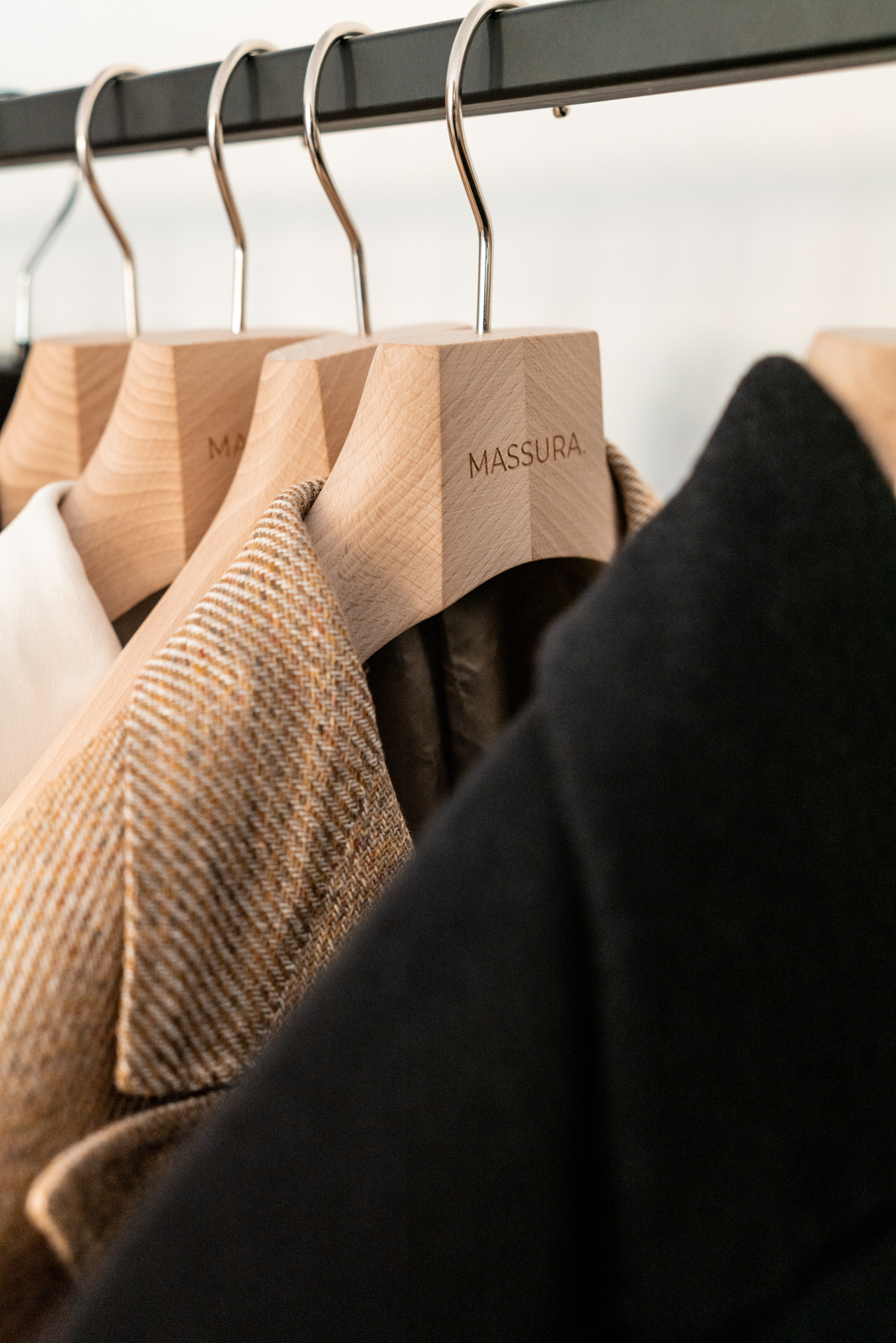 Holzbügel mit dem eingebrannten Schriftzug Massura