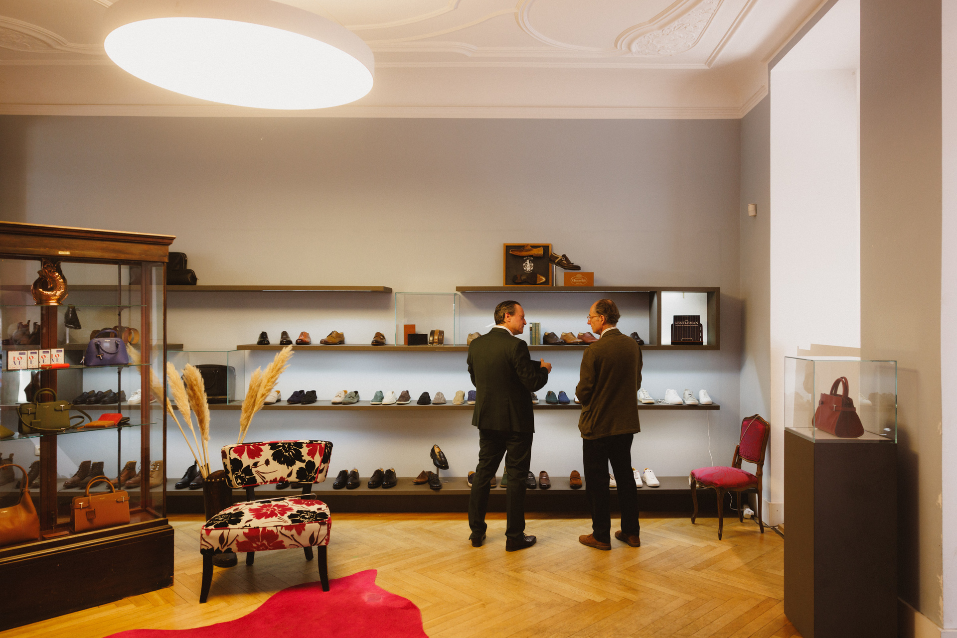 Verkaufsraum von Schuh Konzept mit Schuhregalen, Vitrine und Sitzgelegenheit