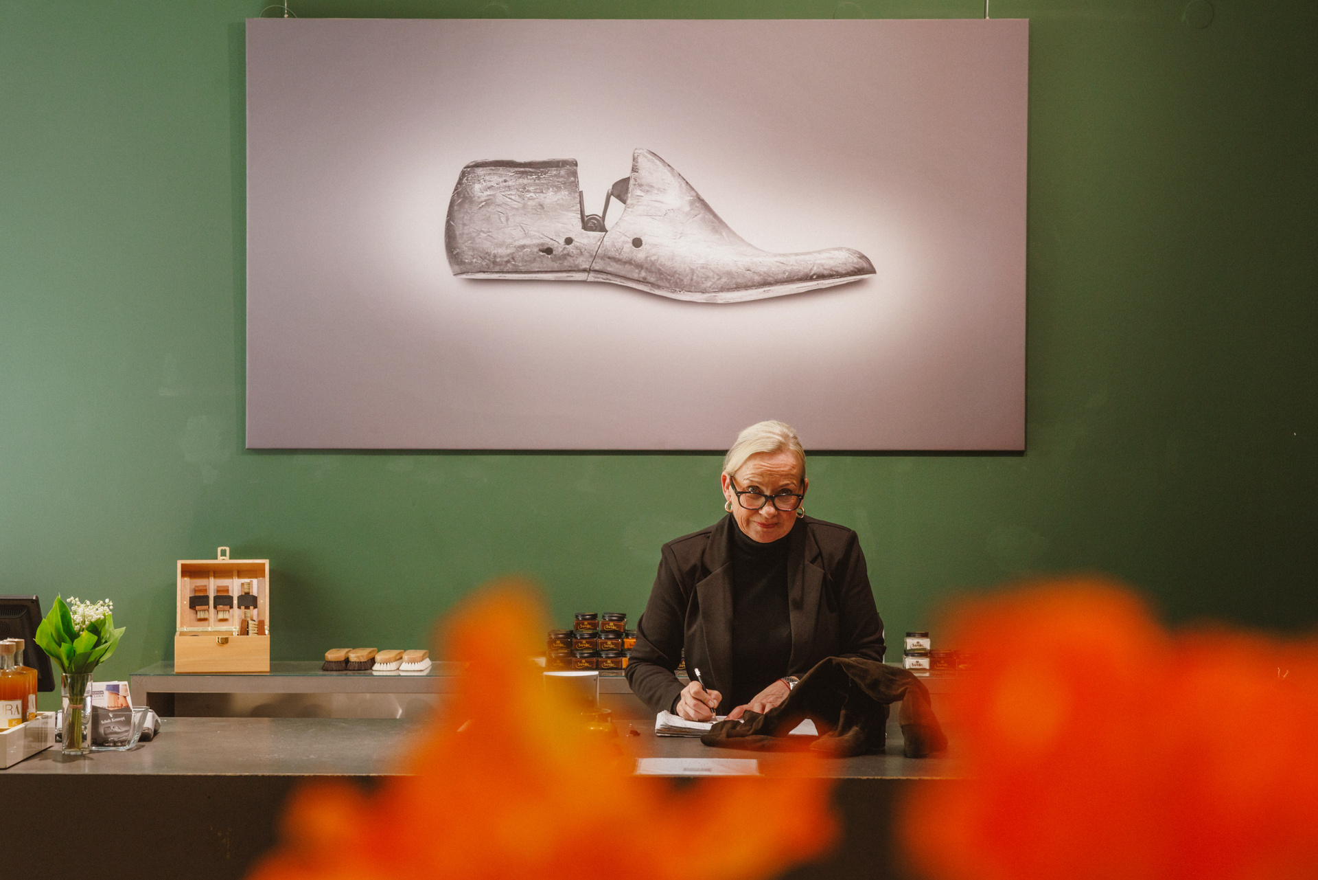 Verkaufstresen von Schuh Konzept vor einem großformatigen Bild eines Schuhleistens