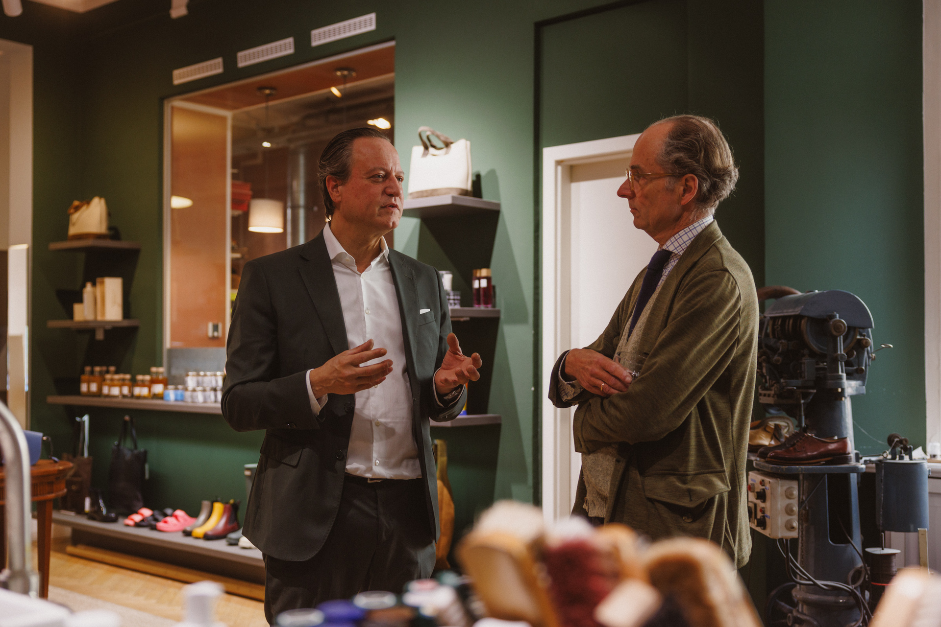 Udo Robakowski und Bernhard Roetzel im Gespräch im Verkaufsraum von Schuh Konzept