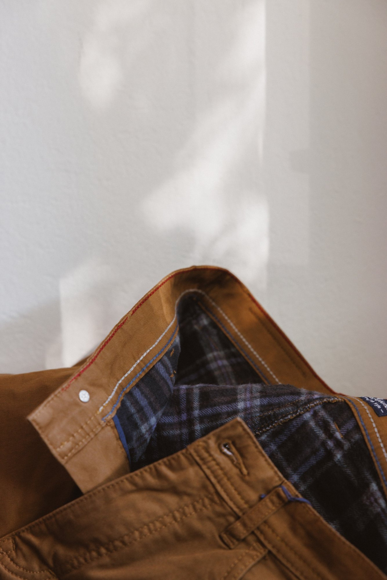 Die braune Thermohose mit dem karierten Futter im Bund