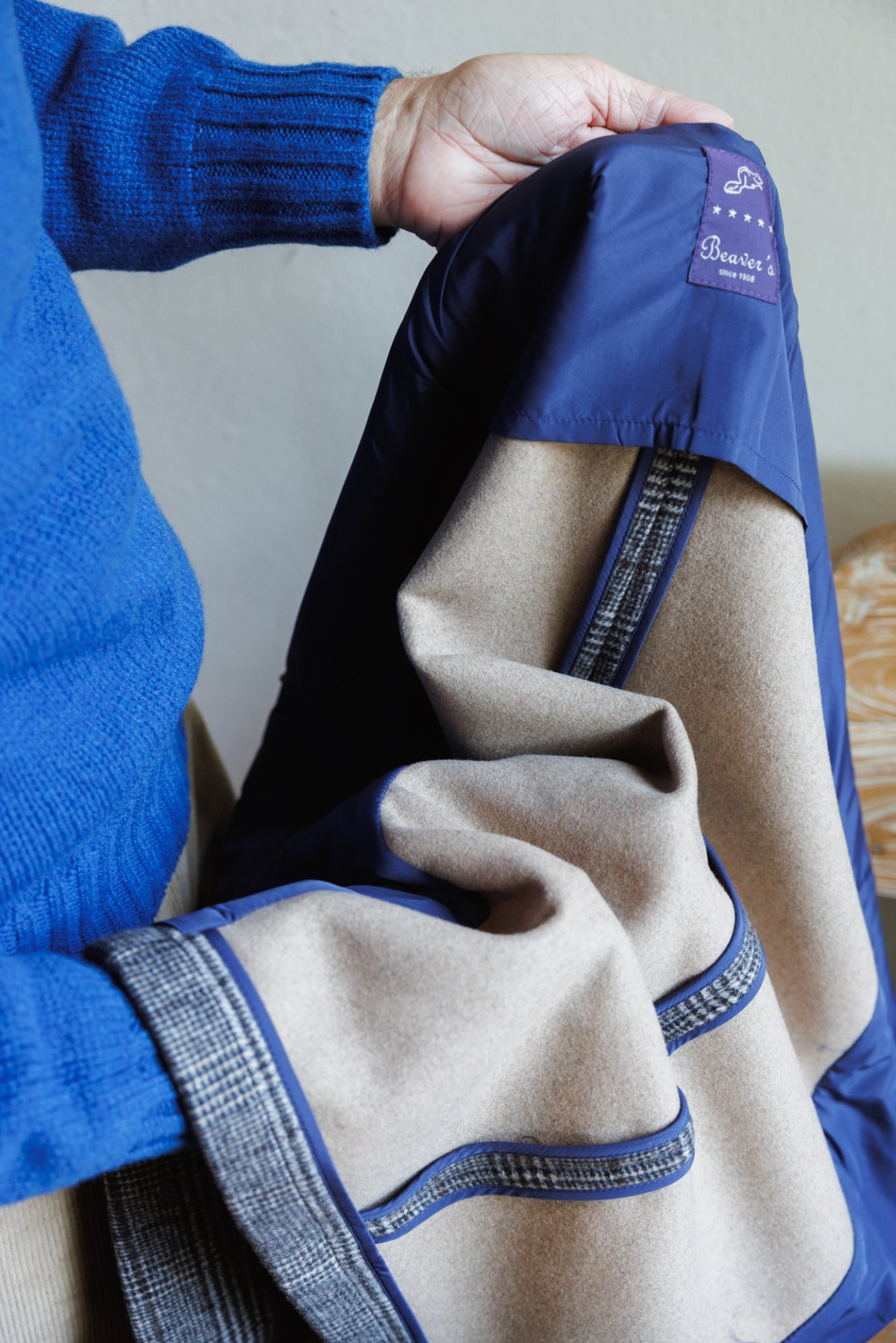 Das Innenleben der Sakkojacke: beiger Doubleface-Stoff mit Halbfutter in Blauviolett und eingenähtem Etikett
