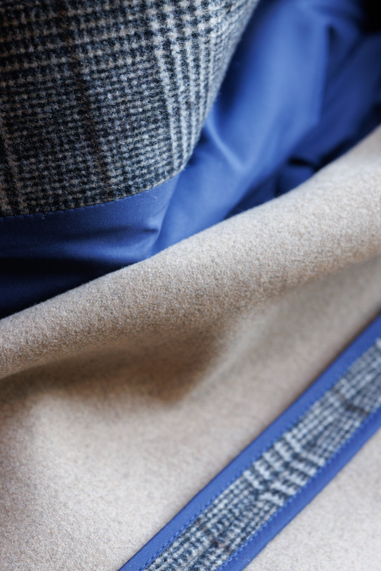 Detail: paspelierte Kante am beigen Doubleface-Stoff der Sakkojacke