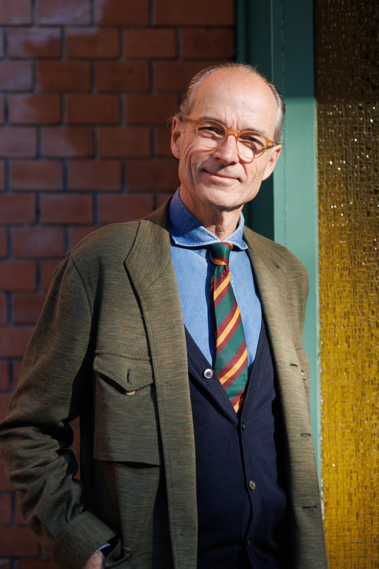Bernhard Roetzel lächelt in die Kamera, die Krawatte sitzt im Kragen des blauen Hemds